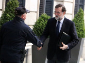 El president espanyol, Mariano Rajoy, saluda un policia a l'arribada al Congrés
