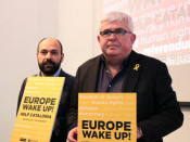 Marcel Mauri (Òmnium) i Agustí Alcoberro (ANC), amb el cartell de la manifestació del 7-D a Brussel·les