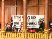 Membres de la plataforma Defensem Bloc 17 mostren una pancarta reivindicativa durant el ple de l'Ajuntament