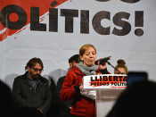 Una portaveu de la Intersindical-CSC durant la vaga general del 8-N, que va convocar aquest sindicat. Al darrere, Camil Ros (UGT) que no va secundar l'aturada