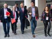 El president de la Internacional Socialista, Yorgos Papandréu, amb el primer secretari del PSC, Miquel Iceta, i el secretari general del PSOE, Pedro Sánchez