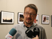 Primer pla de Xavier Domènech atenent els mitjans de comunicació