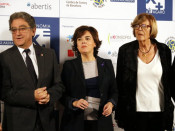 Anna Balletbò amb la vicepresidenta del govern espanyol, Soraya Sáenz de Santamaría, i el delegat de l'Estat a Catalunya, Enric Millo