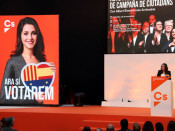 Inés Arrimadas, amb el lema 'Ara sí votarem' en una pantalla gegant