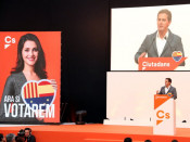 Albert Rivera amb el lema 'Ara sí votarem' en una pantalla gegant