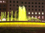 Una font e Barcelona i·luminada de color groc