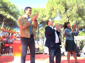 El primer secretari del PSC, Miquel Iceta, al costat del líder del PSOE, Pedro Sánchez, i l'alcaldessa de Gavà, Raquel Sánchez, durant la Festa de la Rosa dels socialistes catalans