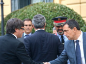 Carles Puigdemont, president de la Generalitat, saluda Pere Soler, director general de la Policia de Catalunya