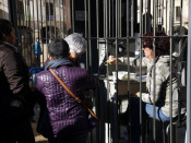 Mireia Borràs entrega llaços grocs a les persones que dipositen diners a la caixa de solidaritat en suport als presos polítics