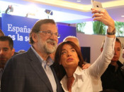 Imatge de Mariano Rajoy fent-se una fotografia amb una simpatitzant a l'inici de l'acte