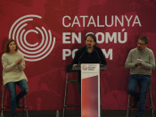 Els caps de llista dels comuns el 21-D, Elisenda Alamany i Xavier Domènech, aplaudeixen el dirigent de Podemos, Pablo Iglesias
