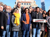Foto de família amb alcaldes i regidors d'ERC en la cloenda de l'acte 'El món local amb la democràcia'