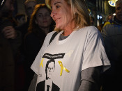 Una assistent a la concentració demana la llibertat de Joaquim Forn
