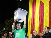 Primer pla d'un dels responsables de la mesa d'Aiguaviva amb una urna de les que van amagar