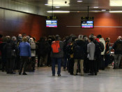 Pla general de ciutadans fent cua davant mostradors en els moments previs a volar cap a Brussel·les el 7 de desembre