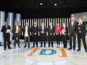 Els candidats a les eleccions al 21-D flanquejats pel periodista Quim Barnola, a l'esquerra, i el director de TVE, Eladio Jareño, a la dreta. Al costat d'Inés Arrimadas, Carles González, director de TVE Catalunya