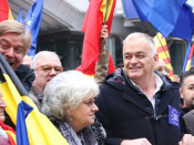 L’eurodiputat Esteban González Pons a la concentració a favor de la constitució espanyola davant del Parlament Europeu a Brussel·les el 6 de desembre