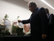 El ministre de l'Interior, Juan Ignacio Zoido, observa una mostra de la droga intervinguda en la intervenció mes gran d'heroïna a l'estat espanyol
