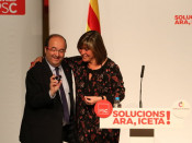 Pla mig del candidat del PSC el 21-D, Miquel Iceta, amb la bruixa de la sort que li ha entregat l'alcaldessa de l'Hospitalet de Llobregat, Núria Marín