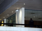 Un agent de la Guàrdia Civil, a l'entrada del Museu de Lleida