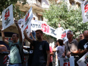 Pla contrapicat de manifestants amb pancartes a favor del SÍ al carrer Casp de Barcelona, davant la seu de la CUP