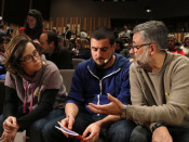 El candidat de la CUP, Carles Riera, parla amb els exdiputats Quim Arrufat i Eulàlia Reguant