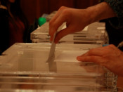 Un elector dipositant el seu vot a l'urna