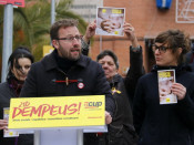 El candidat de la CUP Vidal Aragonés, número tres de la llista per Barcelona, acompanyat de les exdiputades Gabriela Serra i Mireia Vehí