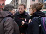 El candidat de la CUP Vidal Aragonés, número tres de la llista per Barcelona, conversa amb les exdiputades Gabriela Serra i Mireia Vehí