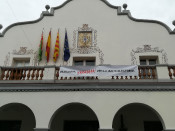 La pancarta a l'Ajuntament de Cerdanyola