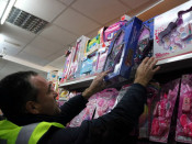 Pla mig d'un agent de la Policia Municipal de Girona inspeccionant joguines a un basar