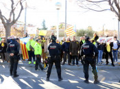 Els Mossos acordonen els prop de 200 manifestants defensen l'alliberament dels presos davant l'acte del PPC