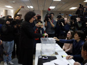 Moment en què Marta Rovira diposita el vot a l'urna al col·legi electoral de l'Associació-Casal Mossèn Guiteras de Vic