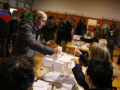 Un home vota a l'obertura dels col·legis electorals, a Barcelona