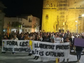 Una imatge dels manifestants en contra de la presència de la Guàrdia Civil davant de l'Ajuntament de l'Escala