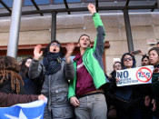 Els dos regidors de la CUP de Reus, Oriol Ciurana i Marta Llorens, celebren quedar en llibertat a les portes dels Jutjats de Reus