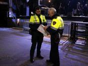 Una patrulla de la Guàrdia Urbana de Barcelona a punt de començar una inspecció a la sala Razzmatazz per comprovar que compleix la normativa, sobretot de cara a la festa de Cap d'Any