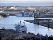 Els creuers GNV Azzurra i Rhapsody (en primer terme) al Port de Barcelona; a la seva falda, ja no es veuen furgonetes de la UIP