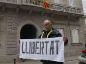 En Josep ha demanat la llibertat pels "presos polítics" davant l'Ajuntament de Banyoles