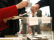 Un home vota al col·legi La Farigola de Barcelona