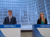 La portaveu de la Comissió Europea, Mina Andreeva, i el comissari del Mercat Únic Digital, Andrus Ansip