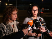 La secretària general d'ERC, Marta Rovira (dreta) i la diputada al Congrés Ester Capella, a la sortida d'Estremera
