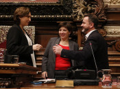 Pla conjunt de l'alcaldessa de Barcelona, Ada Colau, conversant amb el líder d'ERC, Alfred Bosch, i la tinenta d'alcaldia Laia Ortiz