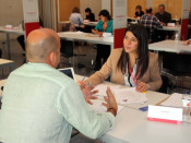 Un aspirant fent una de les entrevistes llampec per aconseguir un dels llocs de feina