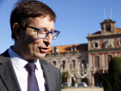 Carles Mundó, amb el Parlament de Catalunya al fons