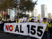Treballadors del Departament de Territori al semàfor del principi del carrer de Numància amb una pancarta amb el lema 'No al 155' i cartells amb 'Llibertat presos polítics'