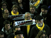 Algunes de les persones que s'han concentrat a la plaça del Vi de Girona per reclamar l'alliberament d'Oriol Junqueras
