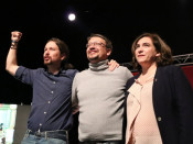 El cap de files dels comuns, Xavier Domènech, entre Pablo Iglesias i Ada Colau
