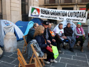 Pla general d'un grup de ciutadans fent vaga de fam a la Plaça de Sant Jaume de Barcelona per reivindicar la Renda Garantida de Ciutadania