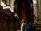 Pla sencer del diputat de Catalunay en Comú, Xavier Domènech, votant la composició de la mesa del Parlament
